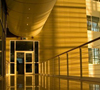geel interieur met deur