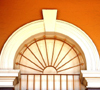 oranje gevel met wit ornament