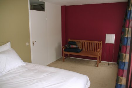 slaapkamer in wijnrood en zandkleur