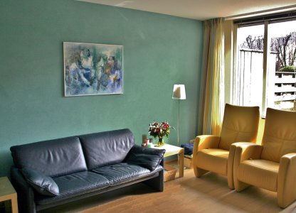 woonkamer met turquoise wand