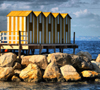 gele strandhutten